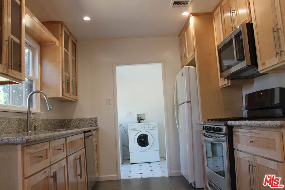 Apartment for rent at 5742 Corbin Ave, Tarzana, CA 91356