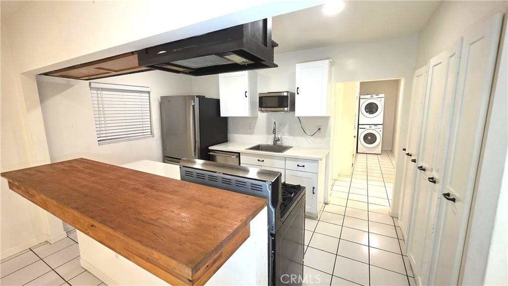 Apartment for rent at 2820 7th Ave, Los Angeles, CA 90018