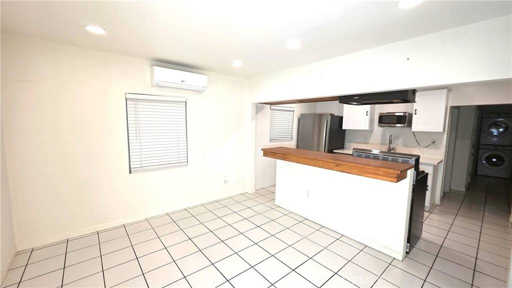 Apartment for rent at 2820 7th Ave, Los Angeles, CA 90018