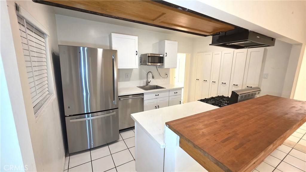 Apartment for rent at 2820 7th Ave, Los Angeles, CA 90018