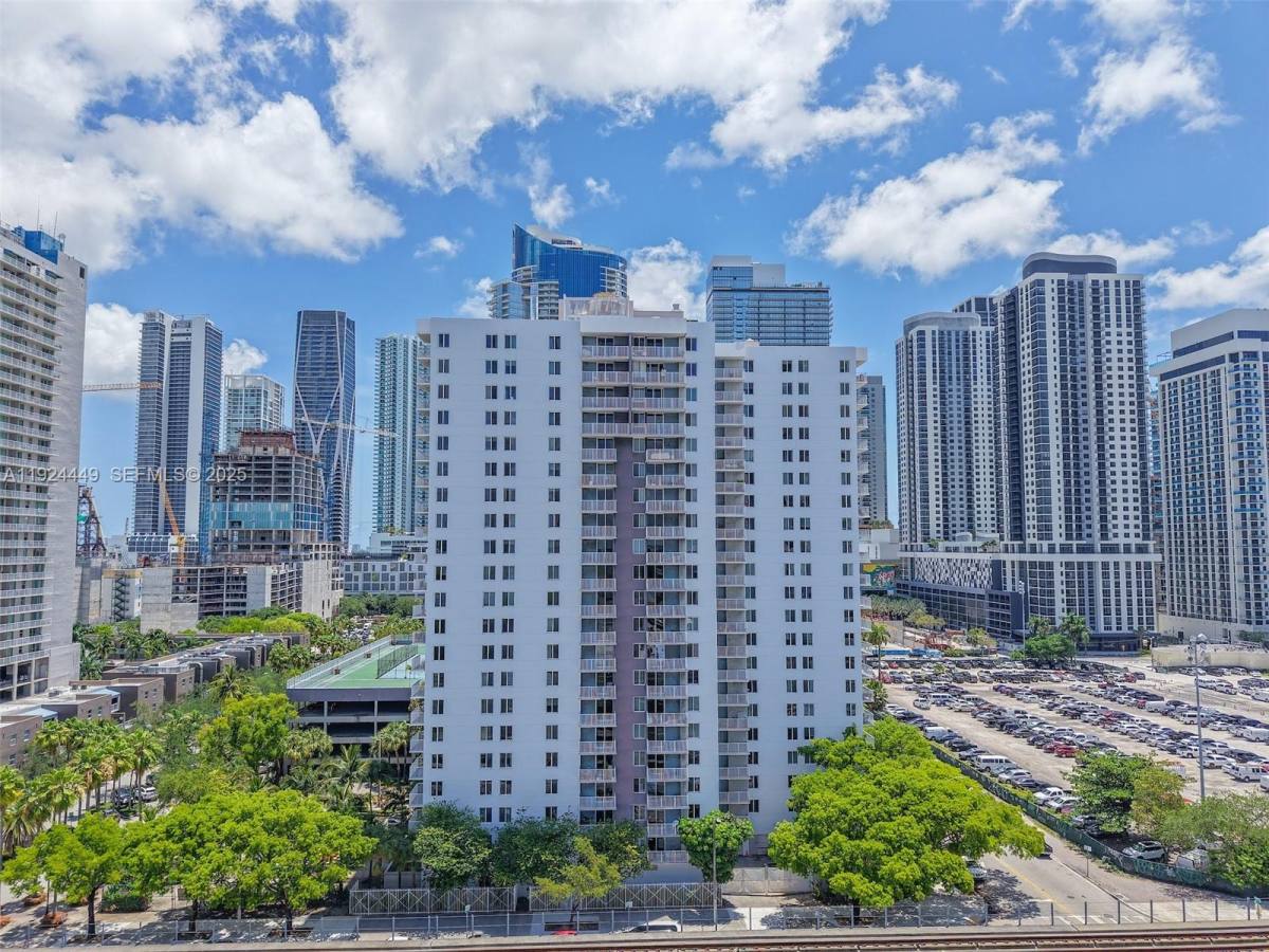Apartment for rent at 850 N Miami Ave #850W1707, Miami, FL 33136