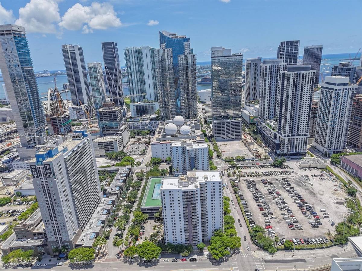 Apartment for rent at 850 N Miami Ave #850W1707, Miami, FL 33136