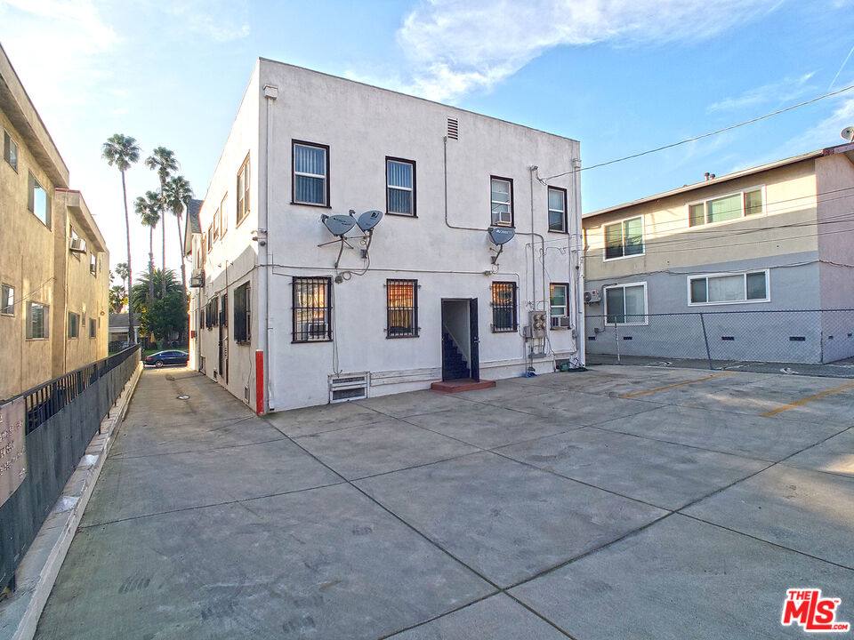 Apartment for rent at 336 S Wilton Place #336336 1 2, Los Angeles, CA 90020