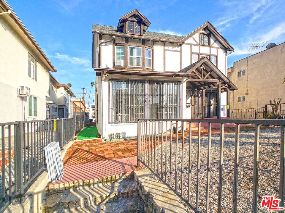 Apartment for rent at 336 S Wilton Place #336336 1 2, Los Angeles, CA 90020