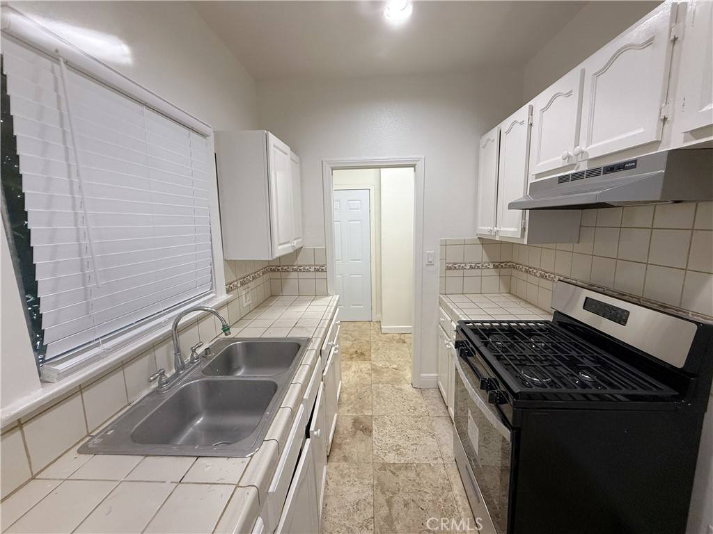 Apartment for rent at 3921 Walton Ave, Los Angeles, CA 90037