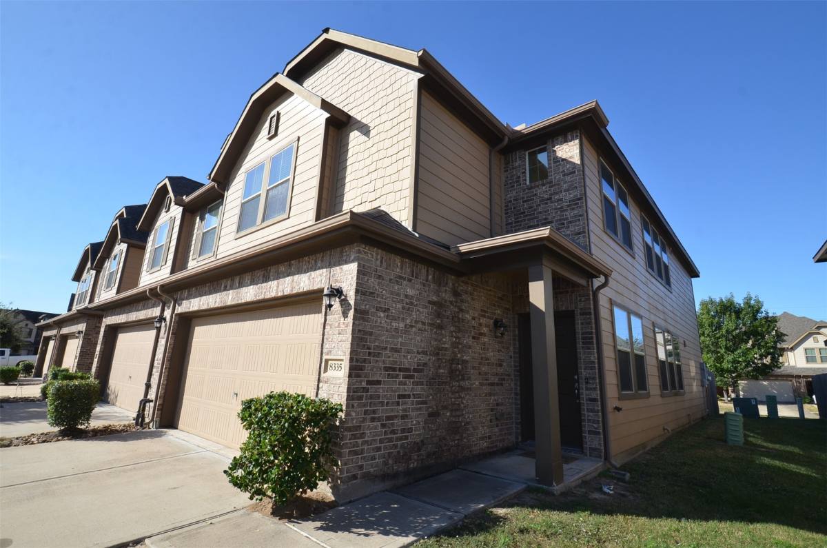 Townhouse for rent at 8335 Columbia Forest Dr, Houston, TX 77095