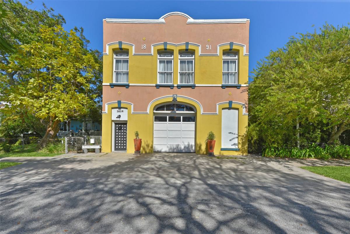 Apartment for rent at 1614 Ave K #1614REAR, Galveston, TX 77550
