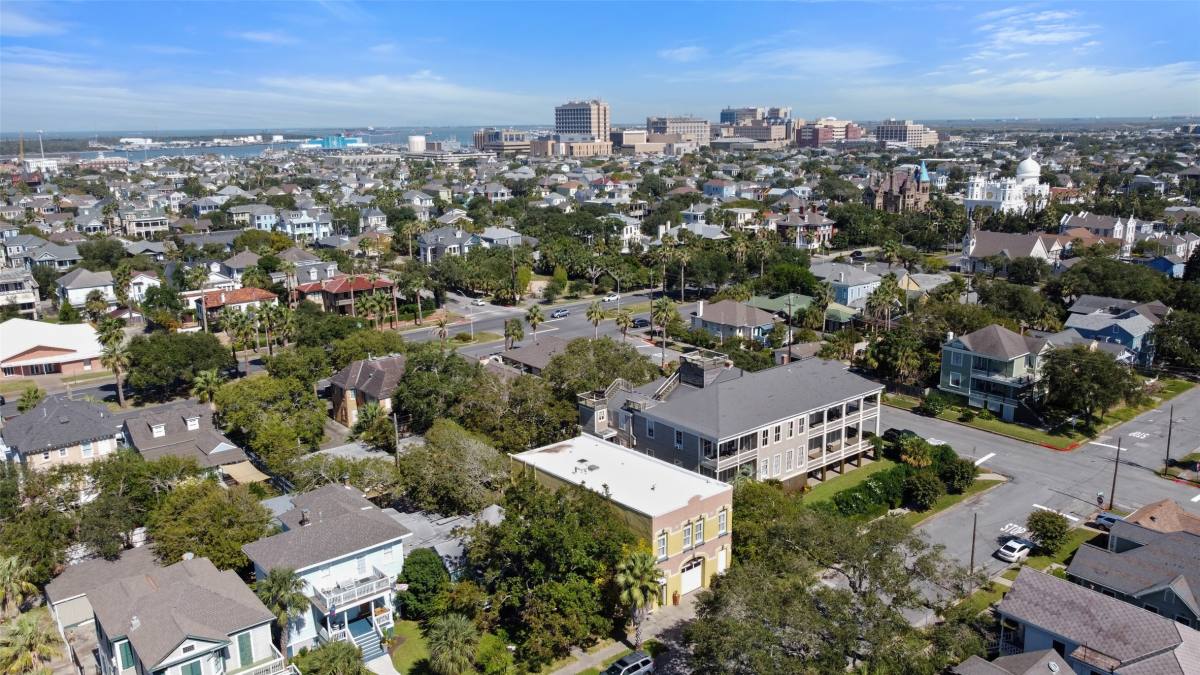 Apartment for rent at 1614 Ave K #1614REAR, Galveston, TX 77550