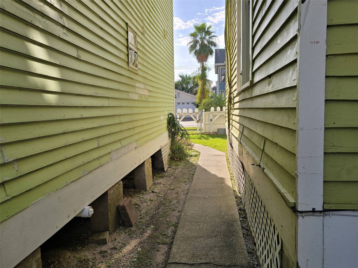Apartment for rent at 1614 Market St #2, Galveston, TX 77550