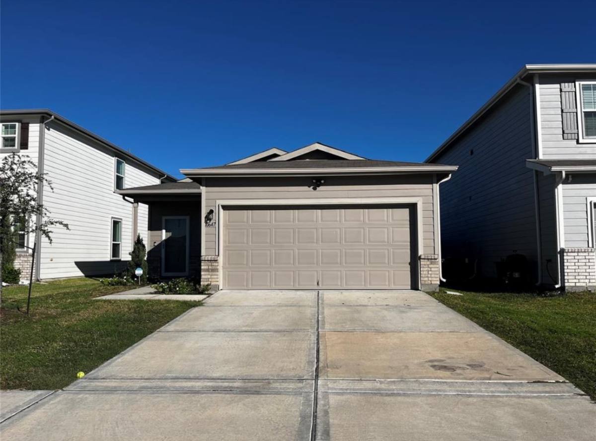 Apartment for rent at 10647 Cashew Run Lane, Houston, TX 77075