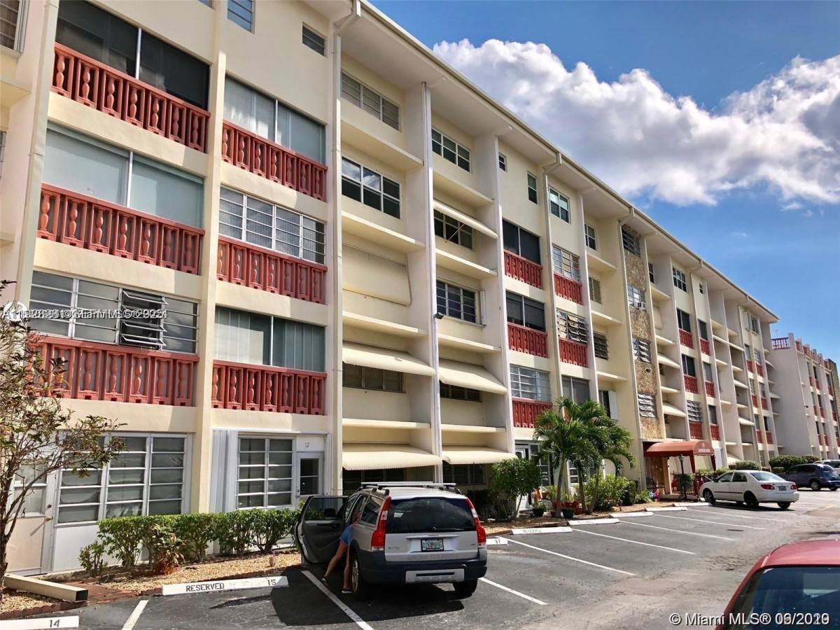 Apartment for rent at 215 SE 3rd Ave #215407B, Hallandale, FL 33009