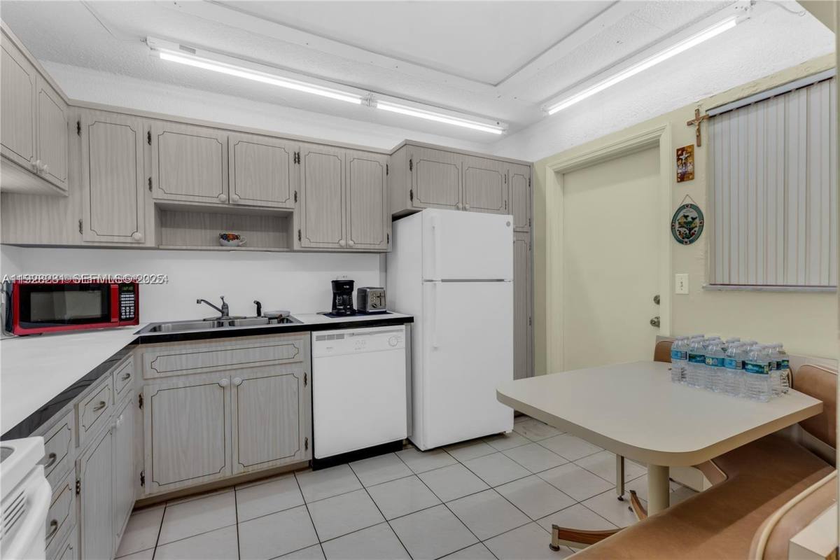 Apartment for rent at 215 SE 3rd Ave #215407B, Hallandale, FL 33009