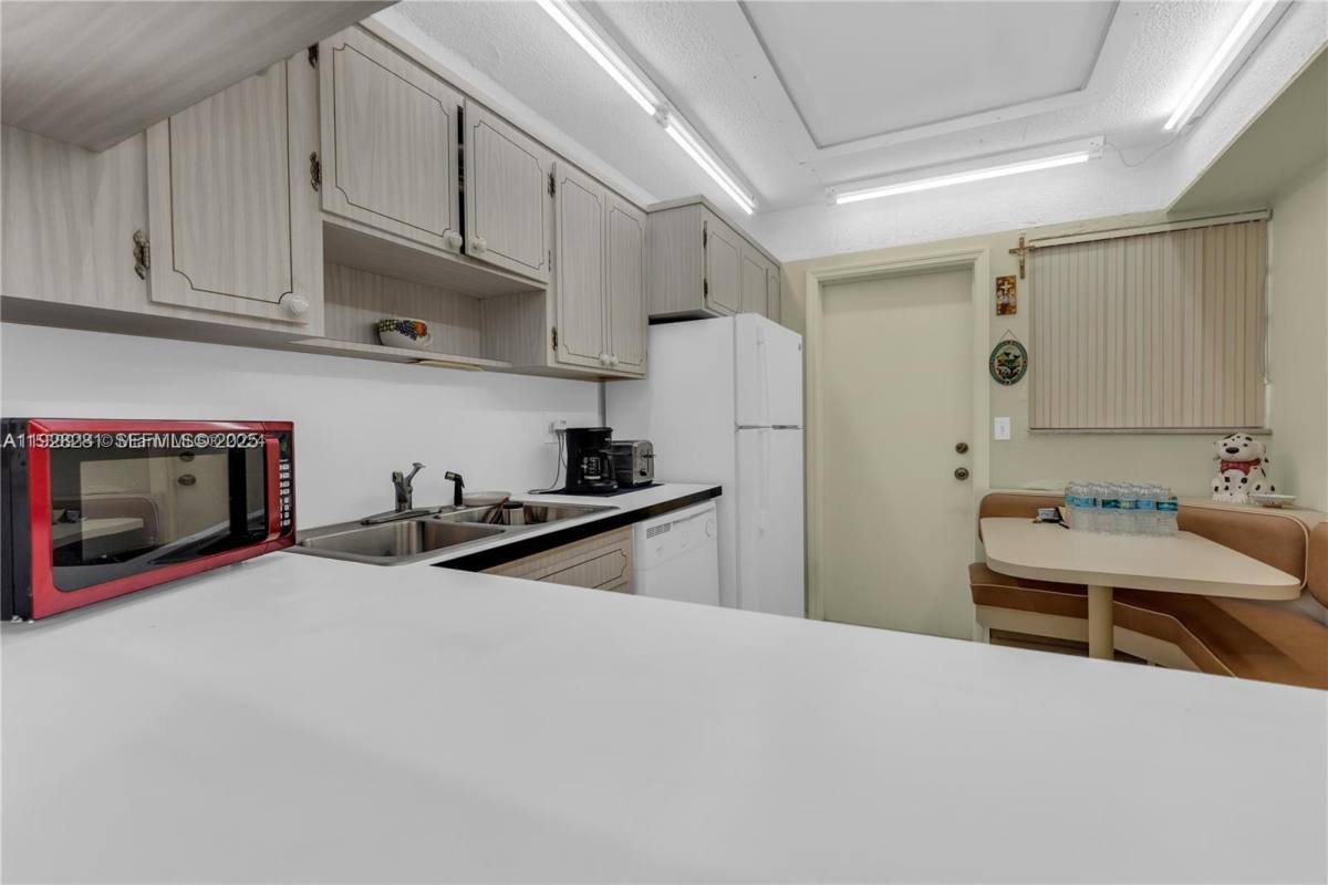 Apartment for rent at 215 SE 3rd Ave #215407B, Hallandale, FL 33009