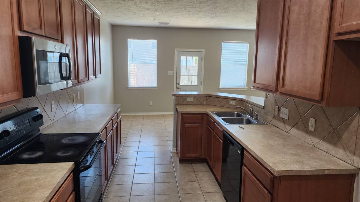 Townhouse for rent at 11430 Hackmatack Way, Houston, TX 77066