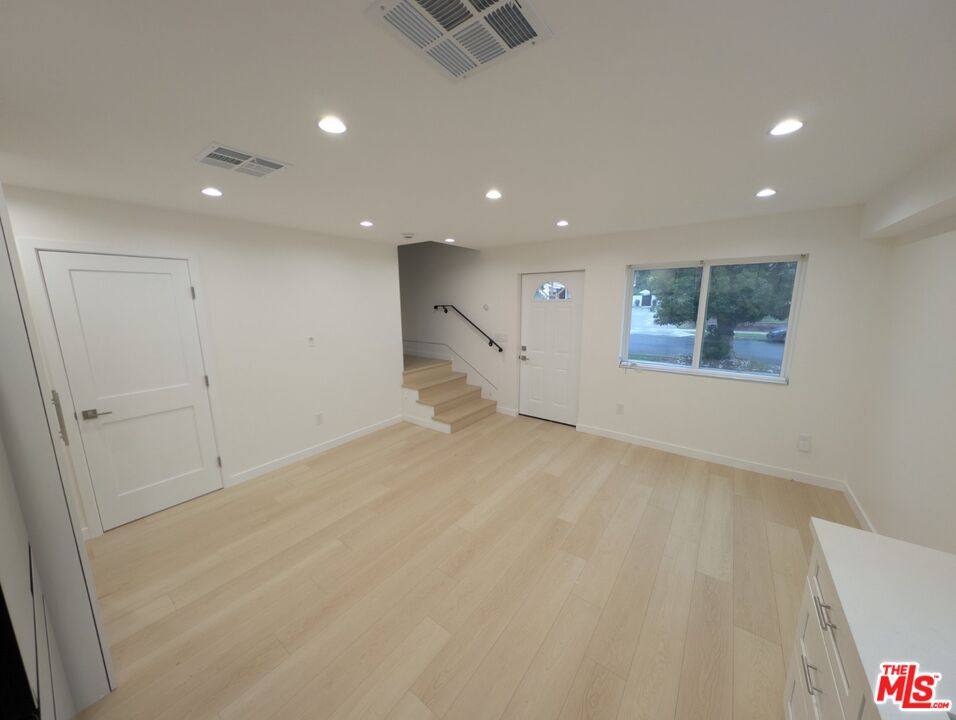 Townhouse for rent at 10623 Stanwin Ave, Mission Hills, CA 91345