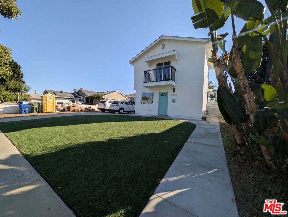 Townhouse for rent at 10623 Stanwin Ave, Mission Hills, CA 91345