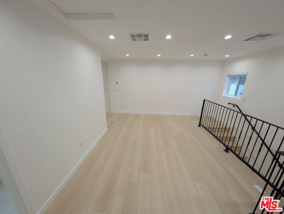 Townhouse for rent at 10623 Stanwin Ave, Mission Hills, CA 91345
