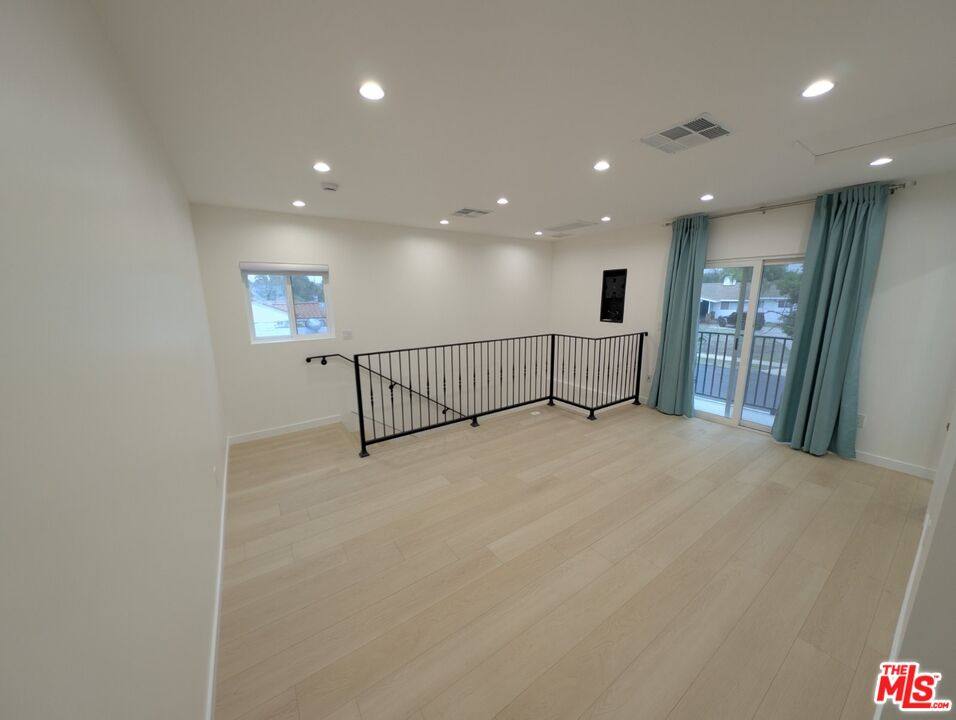 Townhouse for rent at 10623 Stanwin Ave, Mission Hills, CA 91345