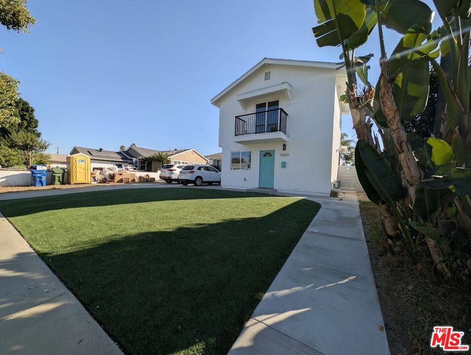 Townhouse for rent at 10623 Stanwin Ave, Mission Hills, CA 91345