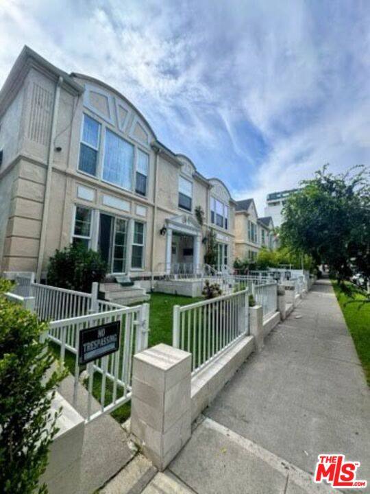 Apartment for rent at 137 S Crescent Dr #137-5, Beverly Hills, CA 90212