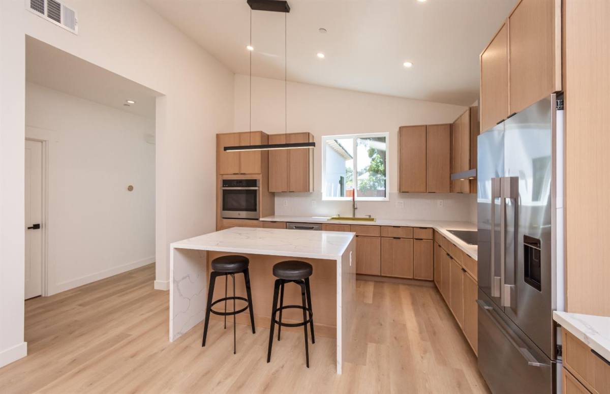 Apartment for rent at 3946 3rd Ave, Sacramento, CA 95817