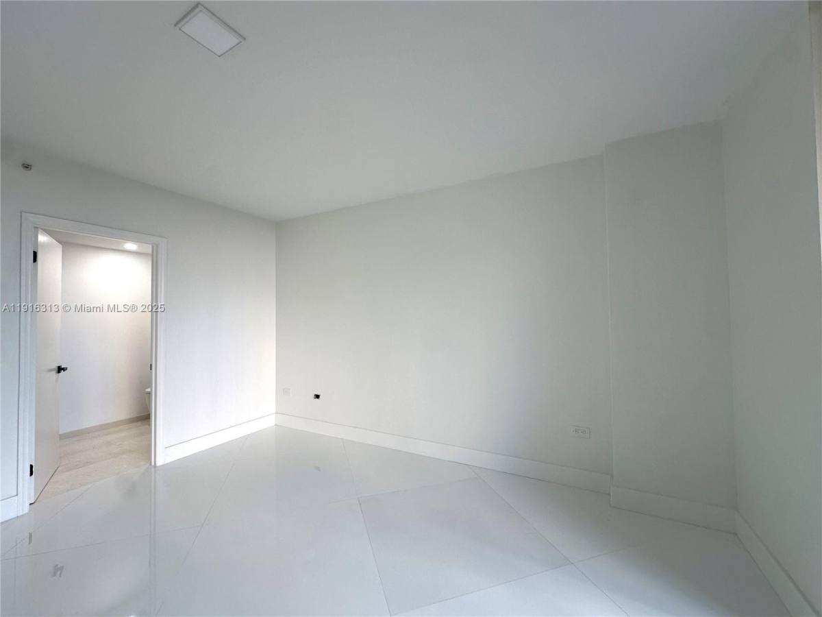 Apartment for rent at 701 Brickell Key Blvd #507, Miami, FL 33131