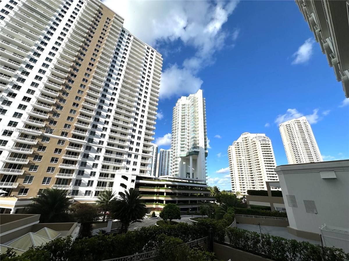 Apartment for rent at 701 Brickell Key Blvd #507, Miami, FL 33131