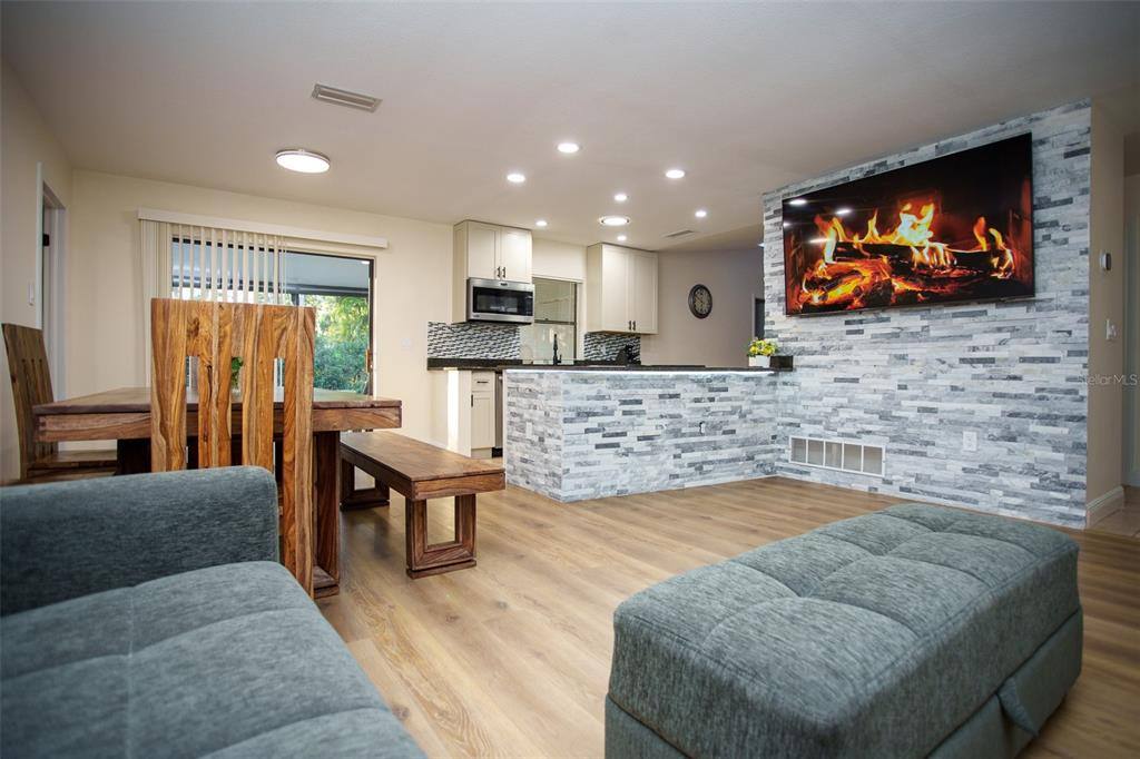 Apartment for rent at 2719 Forest Knoll Dr, Sarasota, FL 34232