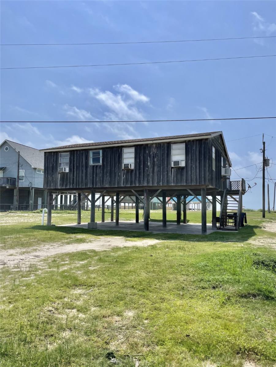 Apartment for rent at 1111 Surf Dr, Freeport, TX 77541