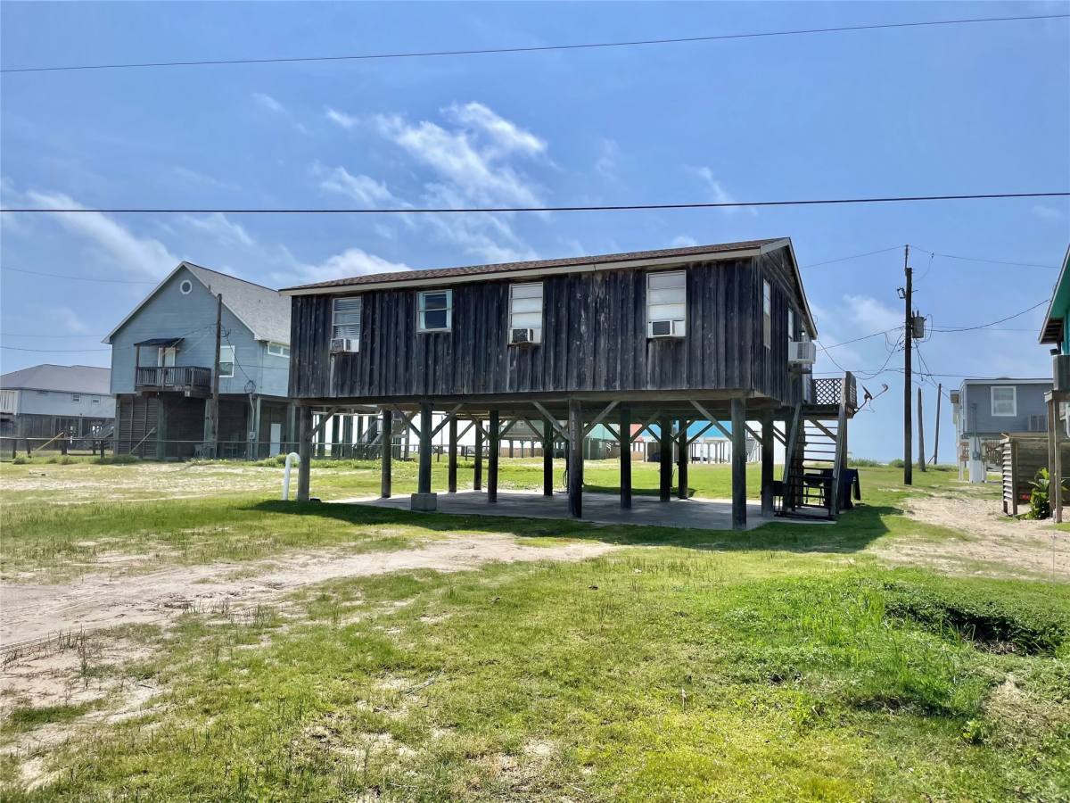 Apartment for rent at 1111 Surf Dr, Freeport, TX 77541