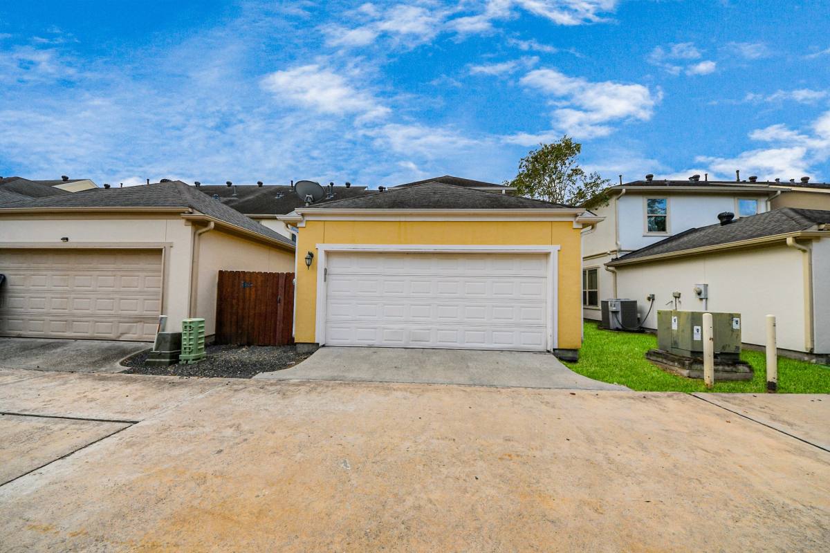 Townhouse for rent at 14454 Summerleaf Lane, Houston, TX 77077