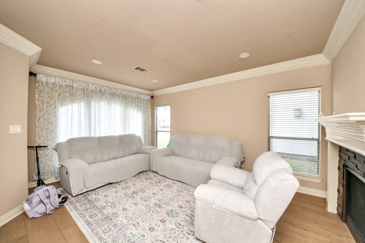 Townhouse for rent at 14454 Summerleaf Lane, Houston, TX 77077