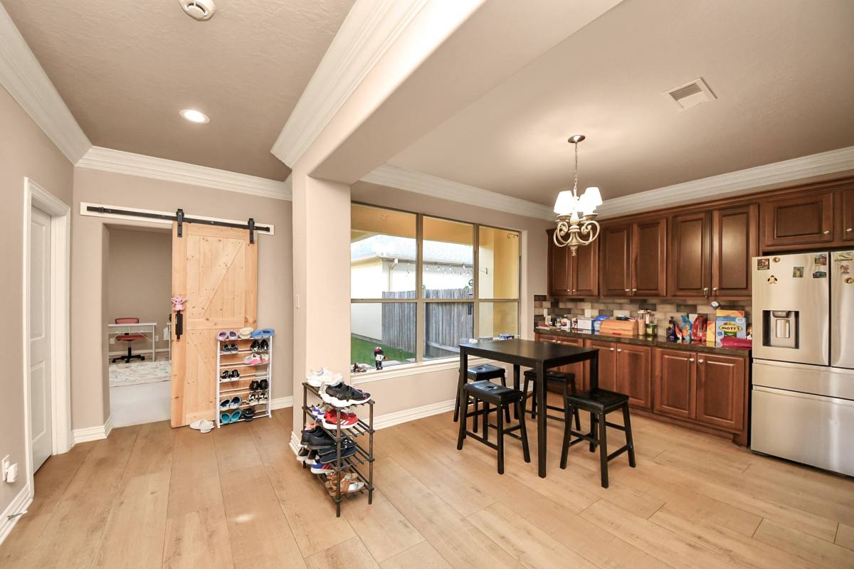 Townhouse for rent at 14454 Summerleaf Lane, Houston, TX 77077