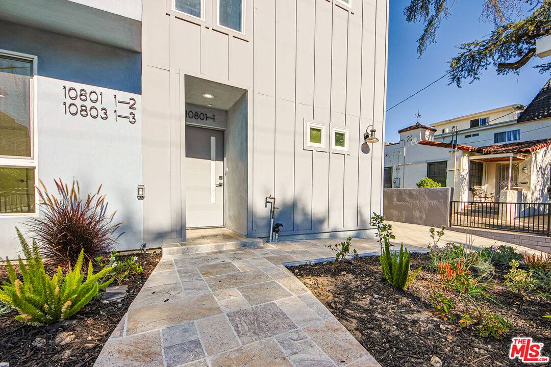 Townhouse for rent at 10803-2 Kling St, North Hollywood, CA 91602