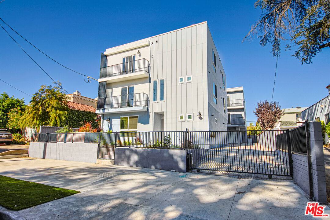 Townhouse for rent at 10803-2 Kling St, North Hollywood, CA 91602