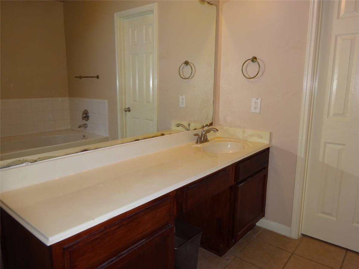 Townhouse for rent at 4918 Landward Lane, Houston, TX 77086