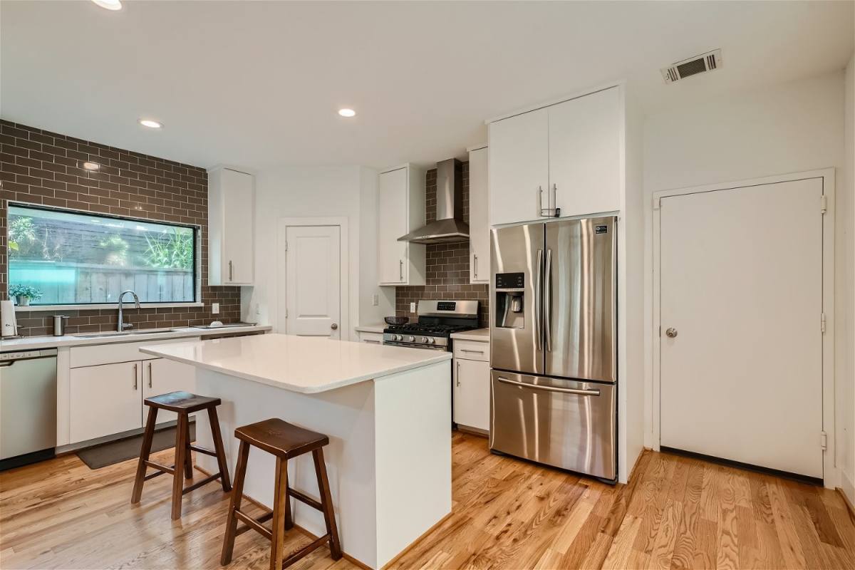 Apartment for rent at 4916 McKinney St, Houston, TX 77023