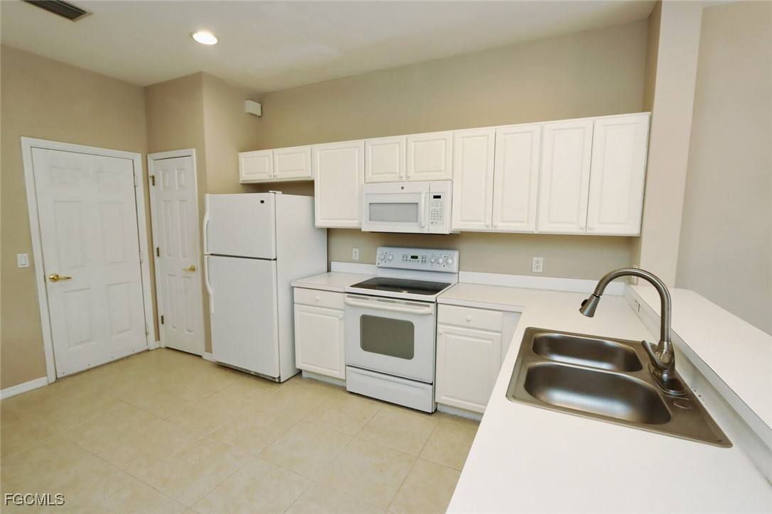 Townhouse for rent at 1172 Oxford Lane #27, Naples, FL 34105