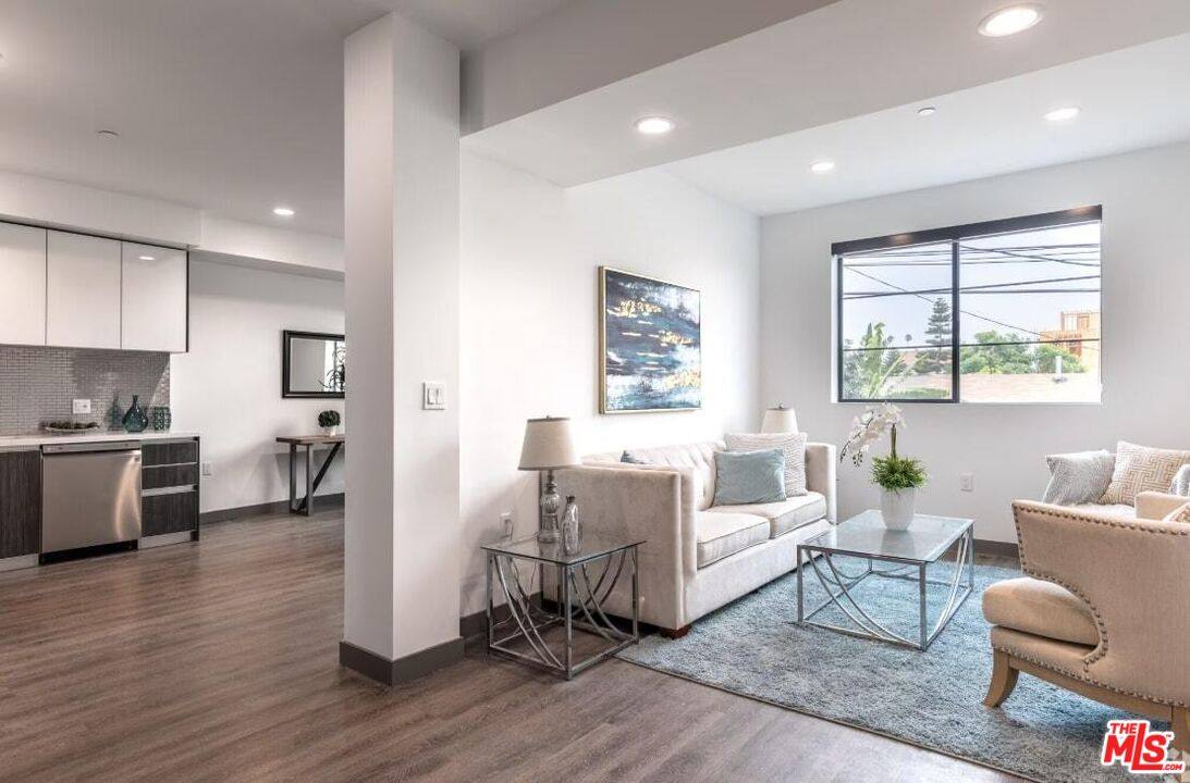 Apartment for rent at 552 N Hobart Blvd #208, Los Angeles, CA 90004
