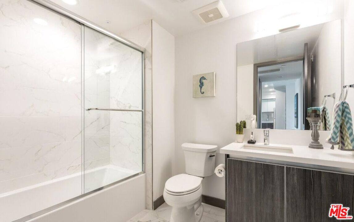 Apartment for rent at 552 N Hobart Blvd #208, Los Angeles, CA 90004