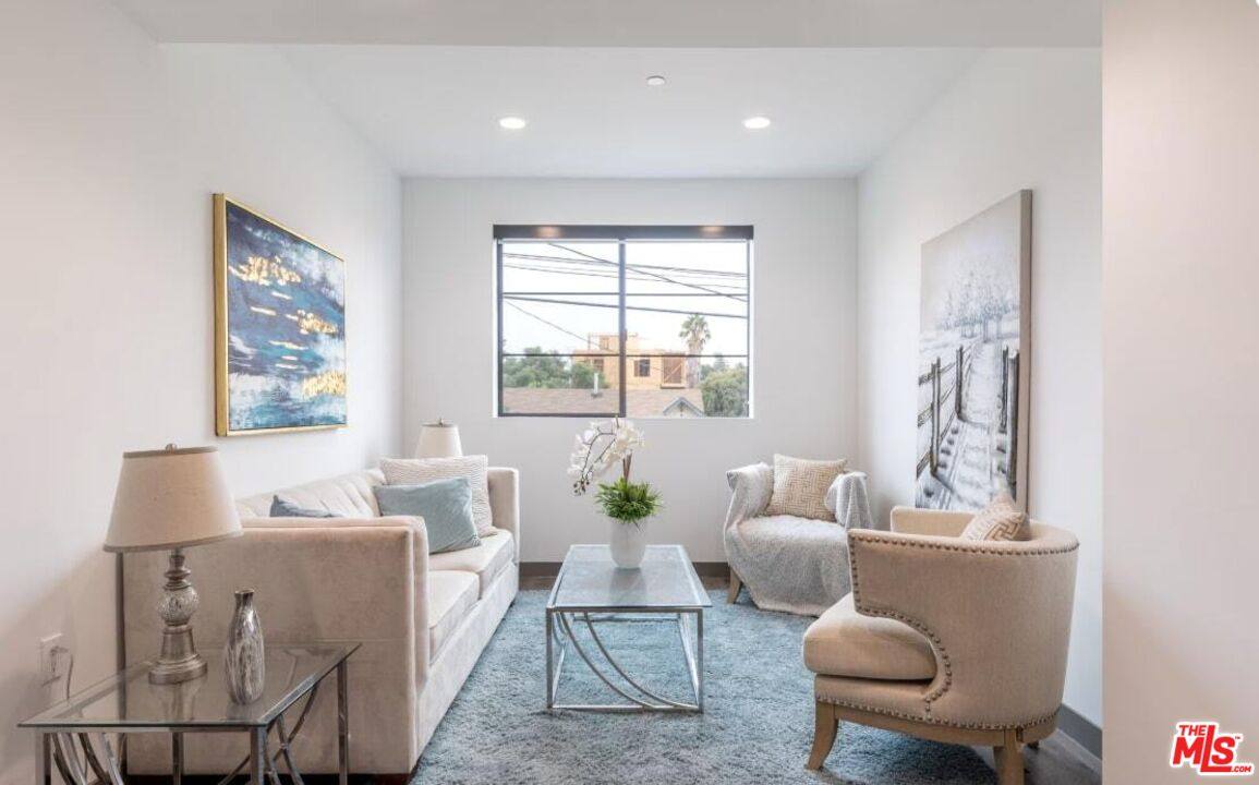 Apartment for rent at 552 N Hobart Blvd #208, Los Angeles, CA 90004