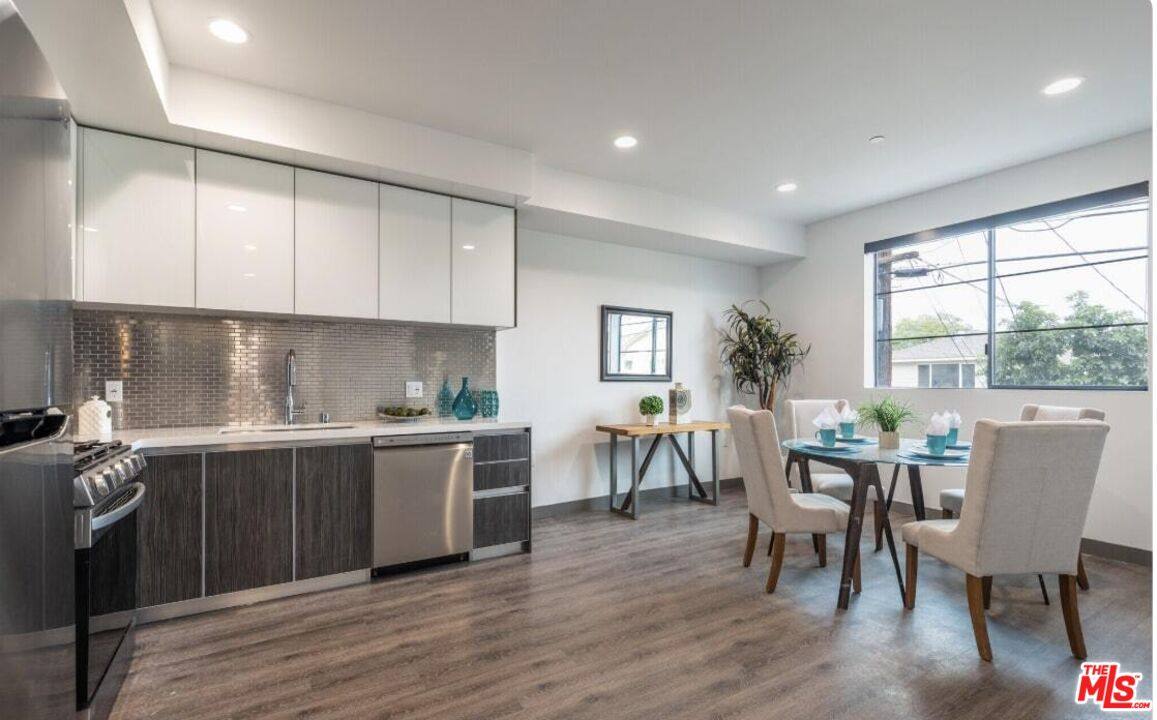 Apartment for rent at 552 N Hobart Blvd #208, Los Angeles, CA 90004