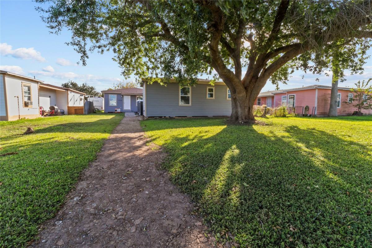 Apartment for rent at 1717 W 4th St, Freeport, TX 77541