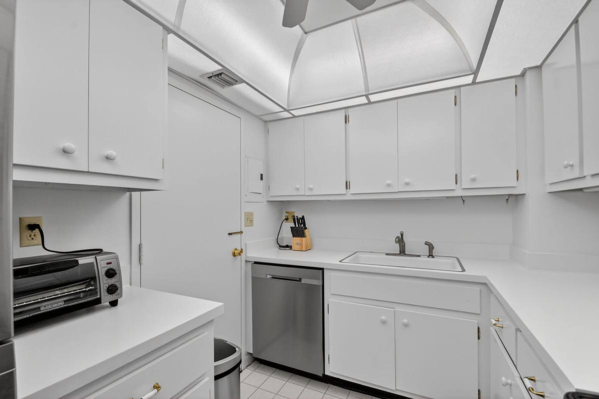 Apartment for rent at 2600 N Flagler Dr #402, West Palm Beach, FL 33407