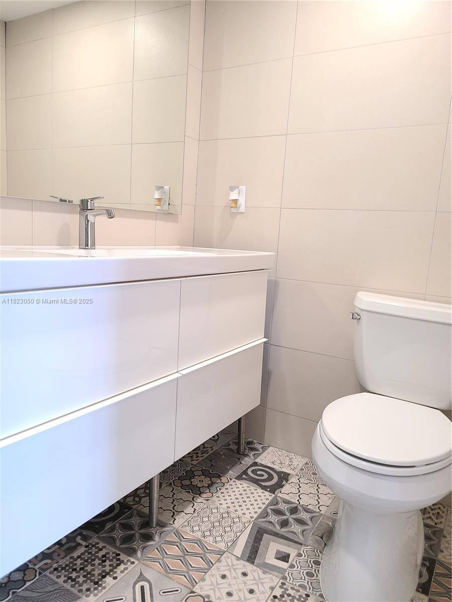 Apartment for rent at 2851 NE 183rd St #28511812E, North Miami Beach, FL 33160