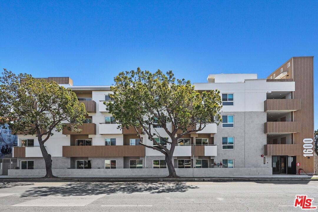Apartment for rent at 1600 Venice Blvd #102, Venice, CA 90291