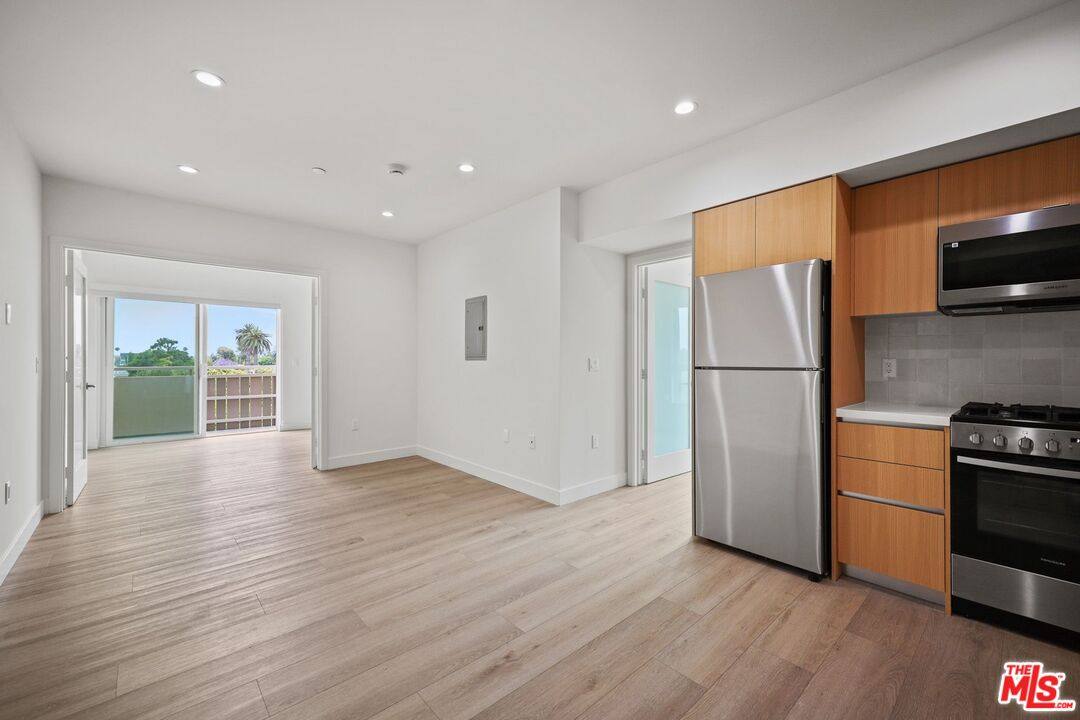 Apartment for rent at 1600 Venice Blvd #102, Venice, CA 90291