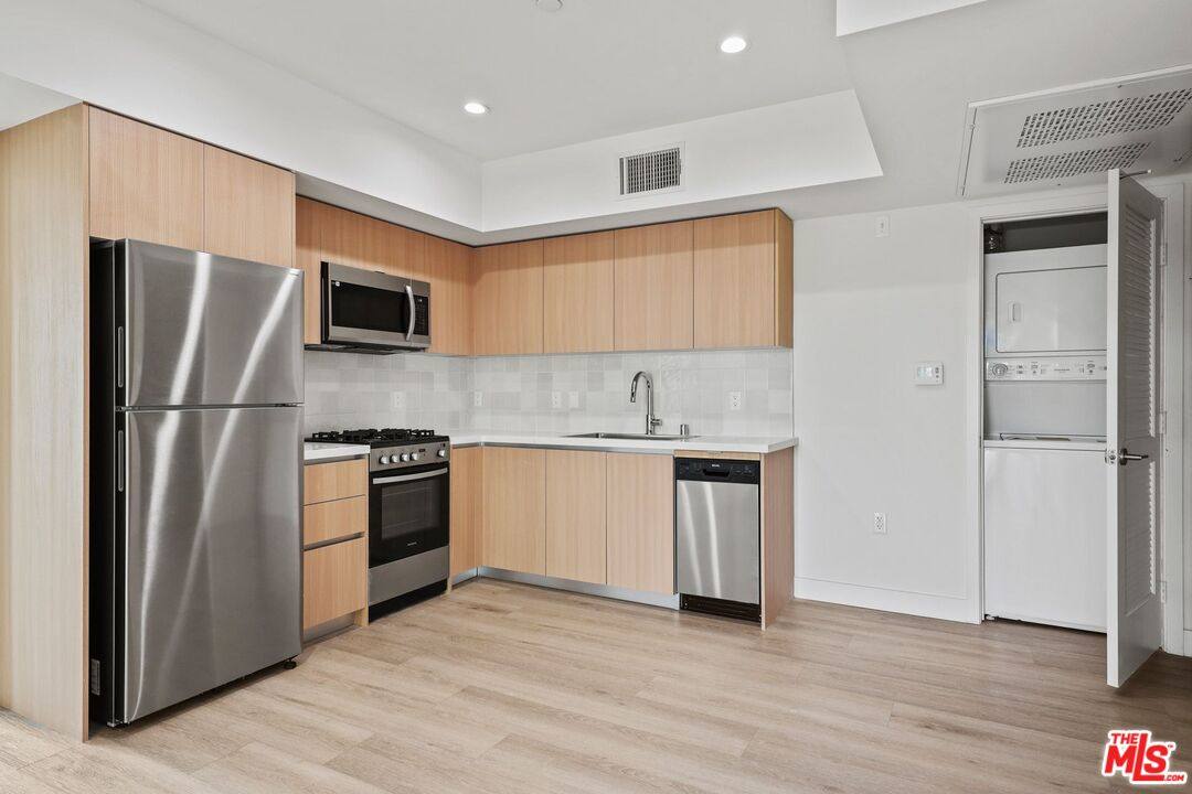 Apartment for rent at 1600 Venice Blvd #102, Venice, CA 90291