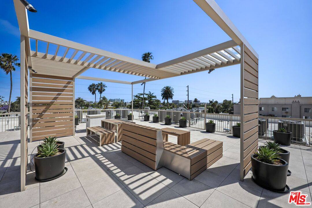 Apartment for rent at 1600 Venice Blvd #102, Venice, CA 90291