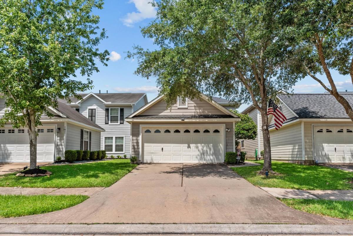 Apartment for rent at 5827 Silver Oak, Missouri City, TX 77459
